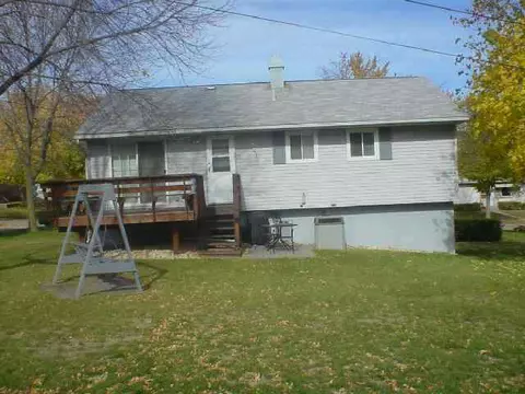 1401 Mark Dr, Freeport, IL 61032 photo 2