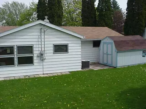 1431 Mark Dr, Freeport, IL 61032 photo 2