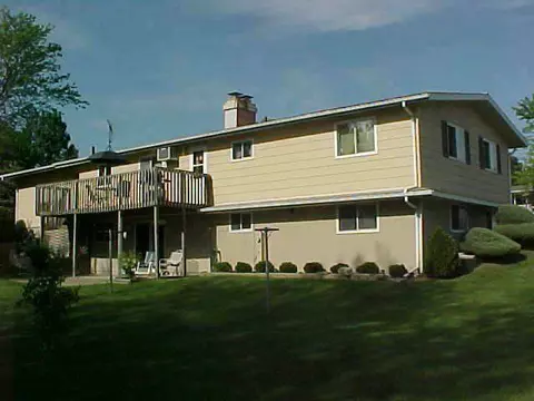 2017 Oriole Dr, Freeport, IL 61032 photo 2