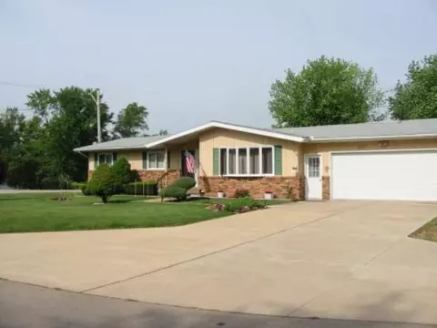 2017 Oriole Dr, Freeport, IL 61032 photo 1