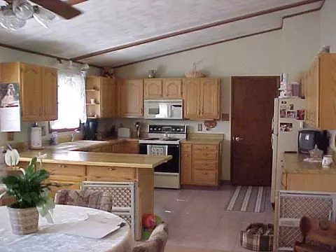 2017 Oriole Dr, Freeport, IL 61032 photo 3