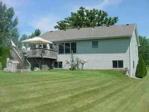 242 Wickshire, Davis, IL 61019 photo 2