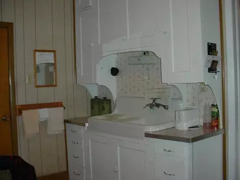 708 E Center St, Freeport, IL 61032 photo 6