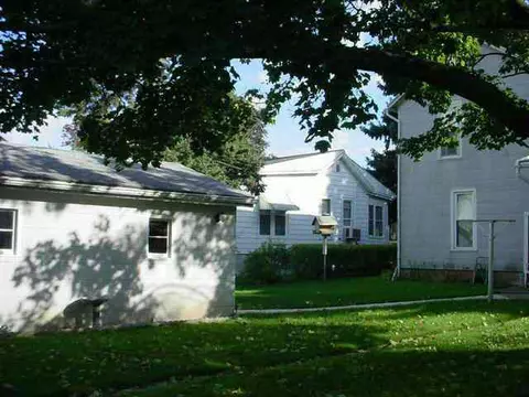 708 E Center St, Freeport, IL 61032 photo 2