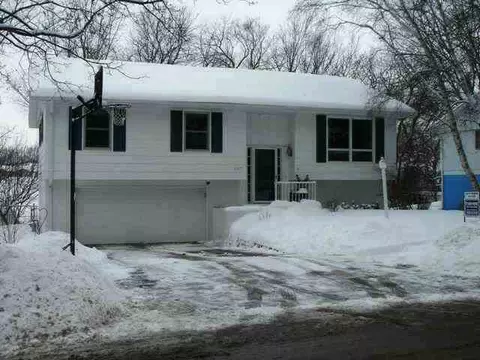 3327 W Loras Dr, Freeport, IL 61032 photo 1
