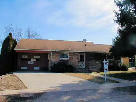 979 Monroe Dr, Freeport, IL 61032 photo 1