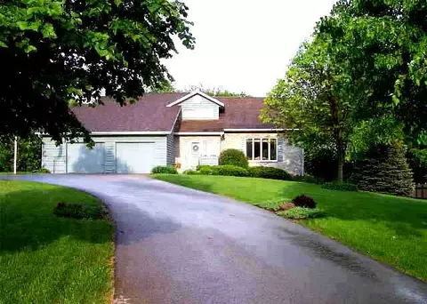 2824 W Cheyenne Dr, Freeport, IL 61032 photo 2