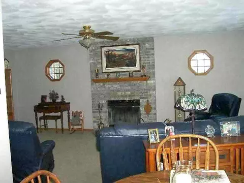 2824 W Cheyenne Dr, Freeport, IL 61032 photo 5