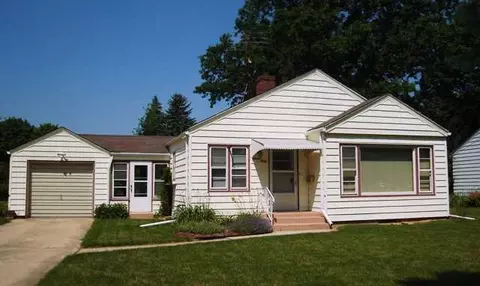 1660 S Demeter Dr, Freeport, IL 61032 photo 1