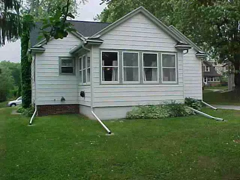 527 S Burchard, Freeport, IL 61032 photo 2