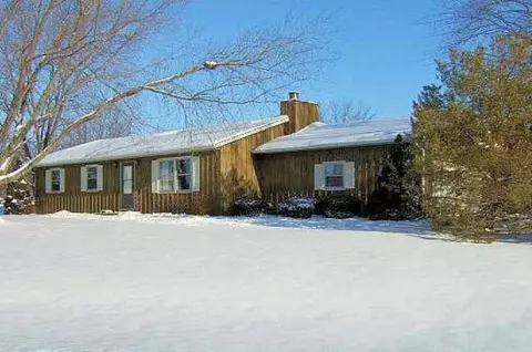 2339 Eagle Dr, Freeport, IL 61032 photo 1