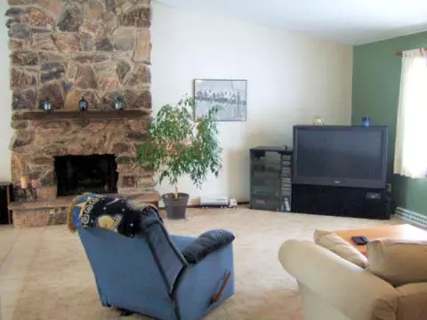 2339 Eagle Dr, Freeport, IL 61032 photo 2