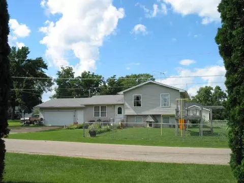 310 E Pine St, Forreston, IL 61030 photo 9