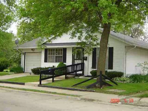10 S Hancock Ave, Freeport, IL 61032 photo 2