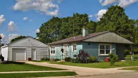906 Monroe Dr, Freeport, IL 61032 photo 2