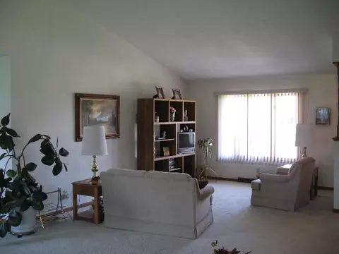 1761 W Apache Trl, Freeport, IL 61032 photo 2