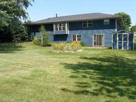 2450 Oriole Dr, Freeport, IL 61032 photo 9
