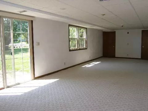 2450 Oriole Dr, Freeport, IL 61032 photo 8