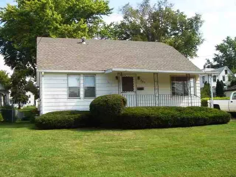 840 W Chestnut St, Freeport, IL 61032 photo 1