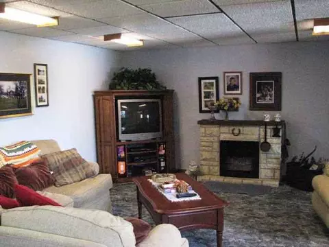 1097 W Mcconnell Rd, Freeport, IL 61032 photo 6