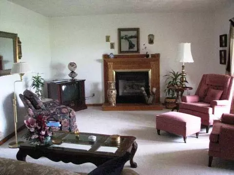 1097 W Mcconnell Rd, Freeport, IL 61032 photo 5