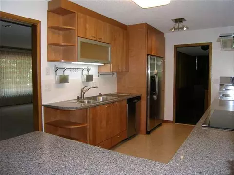 1317 Lacresta Dr, Freeport, IL 61032 photo 2