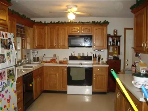 3354 Loras Dr, Freeport, IL 61032 photo 2