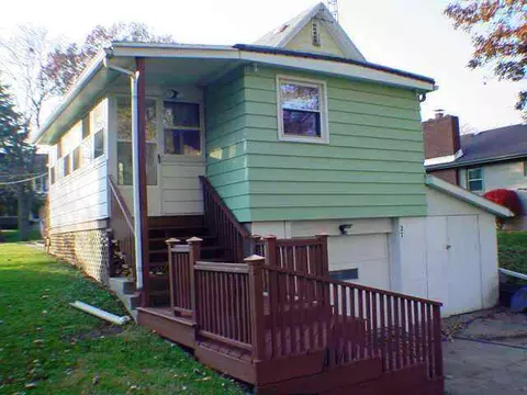 227 N Fairview Ave, Freeport, IL 61032 photo 2