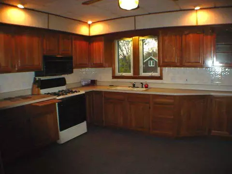 227 N Fairview Ave, Freeport, IL 61032 photo 3