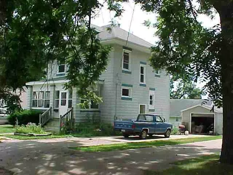 103 E Wayne St, Freeport, IL 61032 photo 2