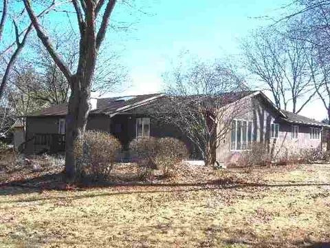 1925 Devon Ct, Freeport, IL 61032 photo 2