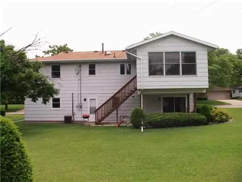 1361 Empire Ct, Freeport, IL 61032 photo 2