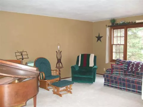 2458 Shepard Dr, Freeport, IL 61032 photo 3