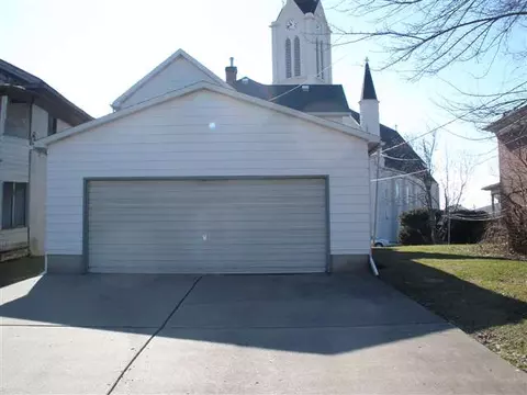 220 W Washington Pl, Freeport, IL 61032 photo 2
