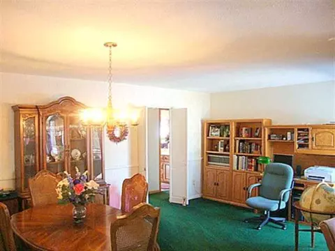 280 N Concord Dr, Freeport, IL 61032 photo 5