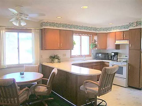 280 N Concord Dr, Freeport, IL 61032 photo 2