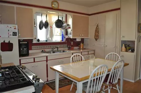223 W Avon St, Freeport, IL 61032 photo 5