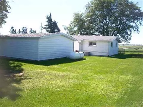 3840 E Winneshiek Rd, Freeport, IL 61032 photo 3
