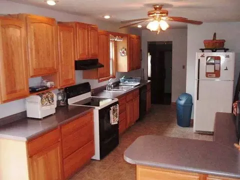 1908 W Laurel, Freeport, IL 61032 photo 6