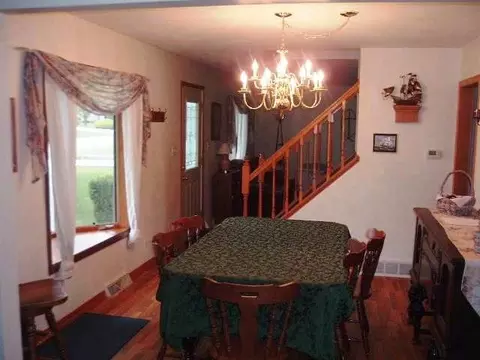 1908 W Laurel, Freeport, IL 61032 photo 2