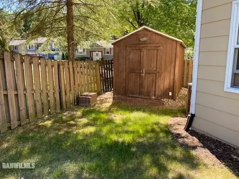 715 Towne Dr, Freeport, IL 61032 photo 7