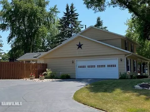 715 Towne Dr, Freeport, IL 61032 photo 3