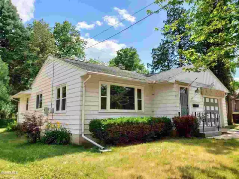 15 E Wayne St, Freeport, IL 61032 photo 1