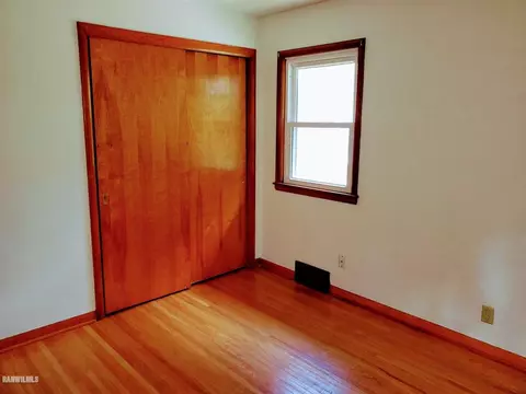 15 E Wayne St, Freeport, IL 61032 photo 8