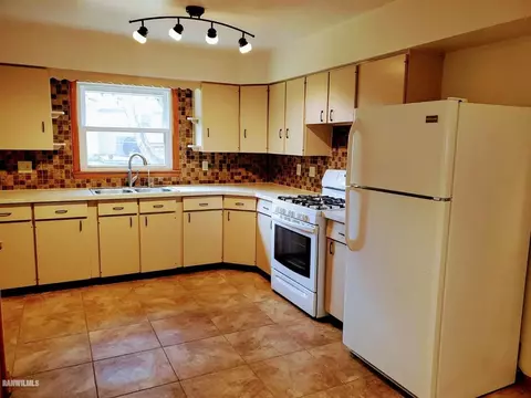15 E Wayne St, Freeport, IL 61032 photo 4