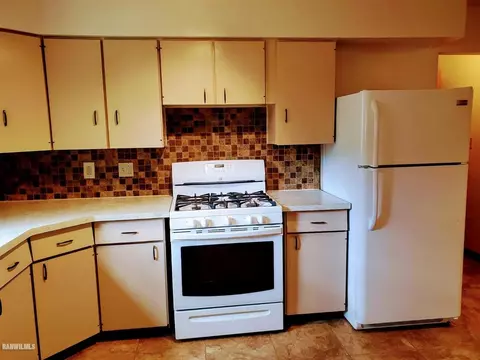 15 E Wayne St, Freeport, IL 61032 photo 3