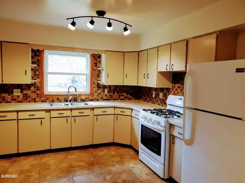 15 E Wayne St, Freeport, IL 61032 photo 2