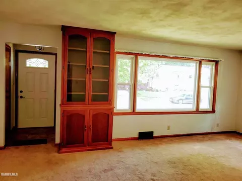 15 E Wayne St, Freeport, IL 61032 photo 7