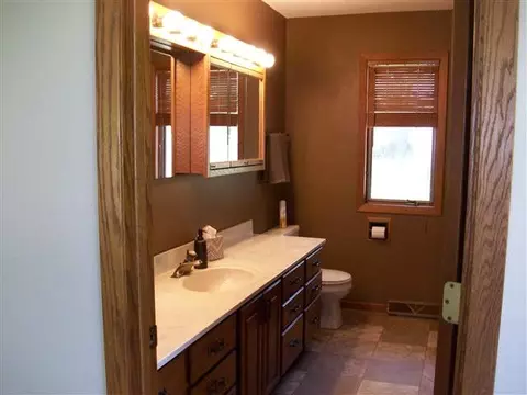 2338 Eagle Dr, Freeport, IL 61032 photo 3