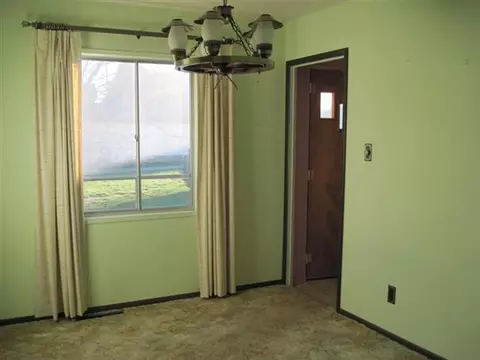 533 E Center St, Freeport, IL 61032 photo 4